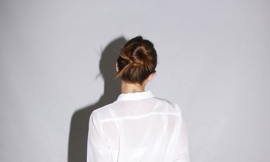 Comment porter une chemise blanche en voyage