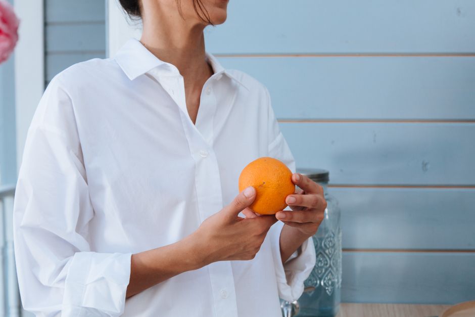 Comment porter une chemise blanche en voyage