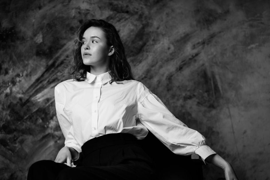 Comment porter une chemise blanche en voyage